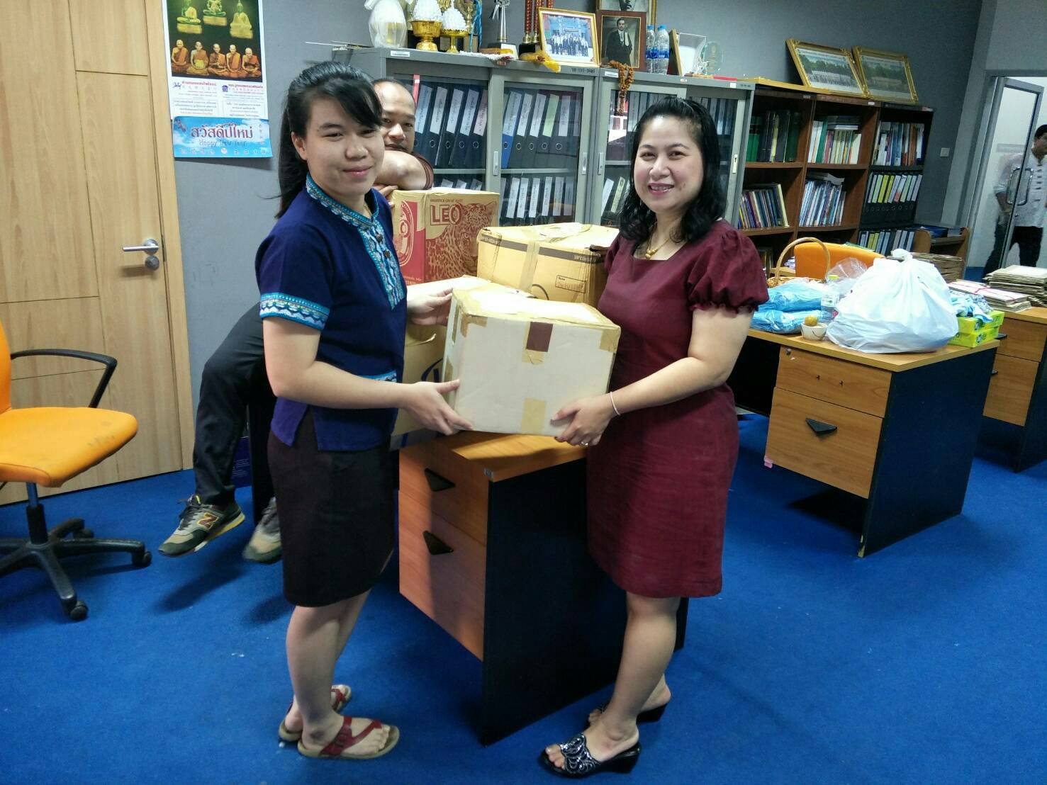 ภาพผู้ร่วมบริจาคสิ่งของ