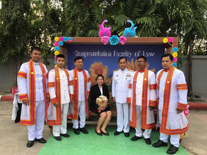 คณาอาจารย์และนิติศาสตร์แสดงความยินดีกับบัณฑิตที่เข้าร่วมรับประทานอาหารปริญญษบัตร