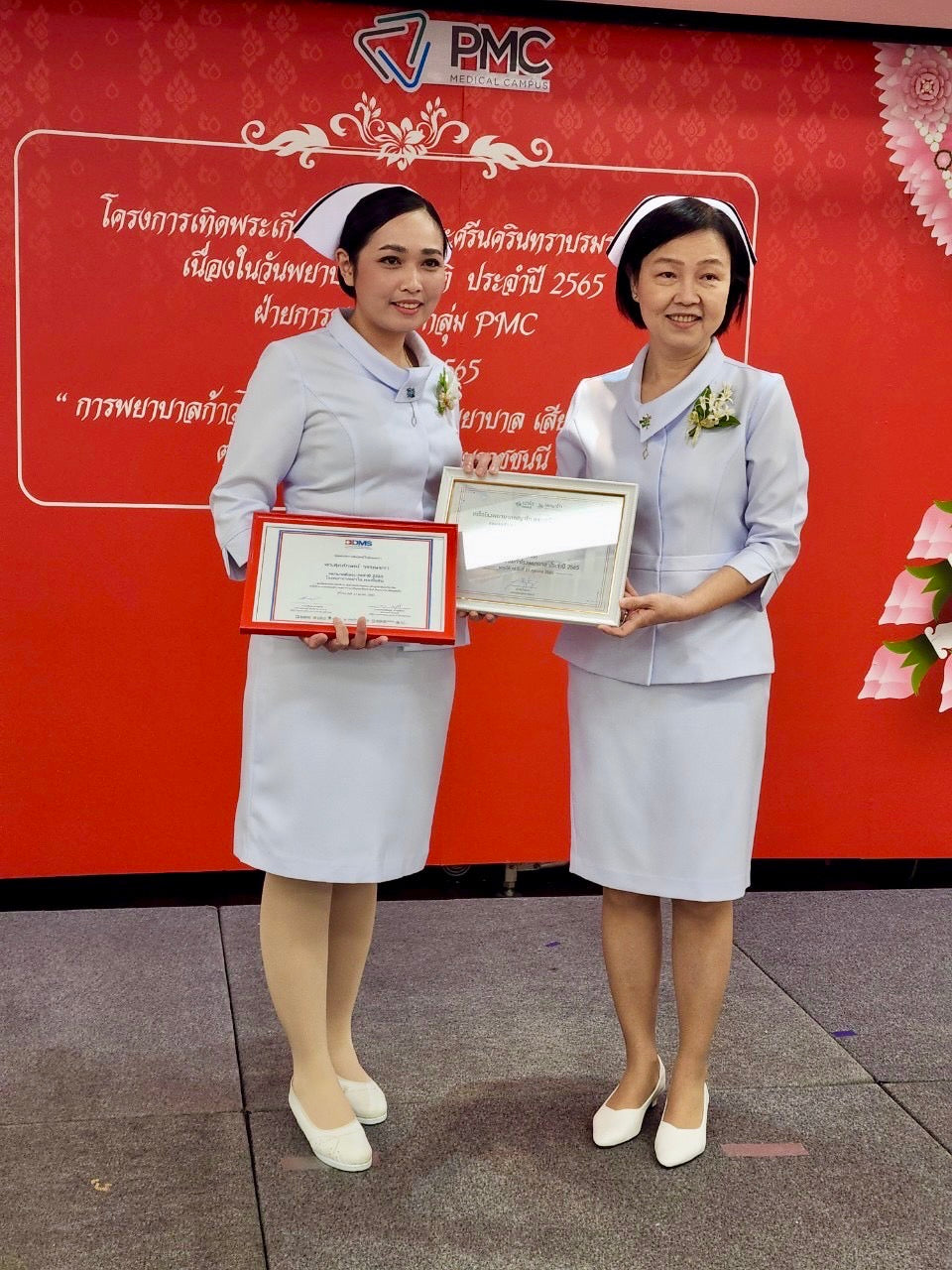 ขอแสดงความยินดีกับศิษย์เก่า คณะพยาบาลศาสตร์กาญจนบุรี พว.ศุภลักษณ์ วรรณชรา ได้รับมอบประกาศนียบัตร 