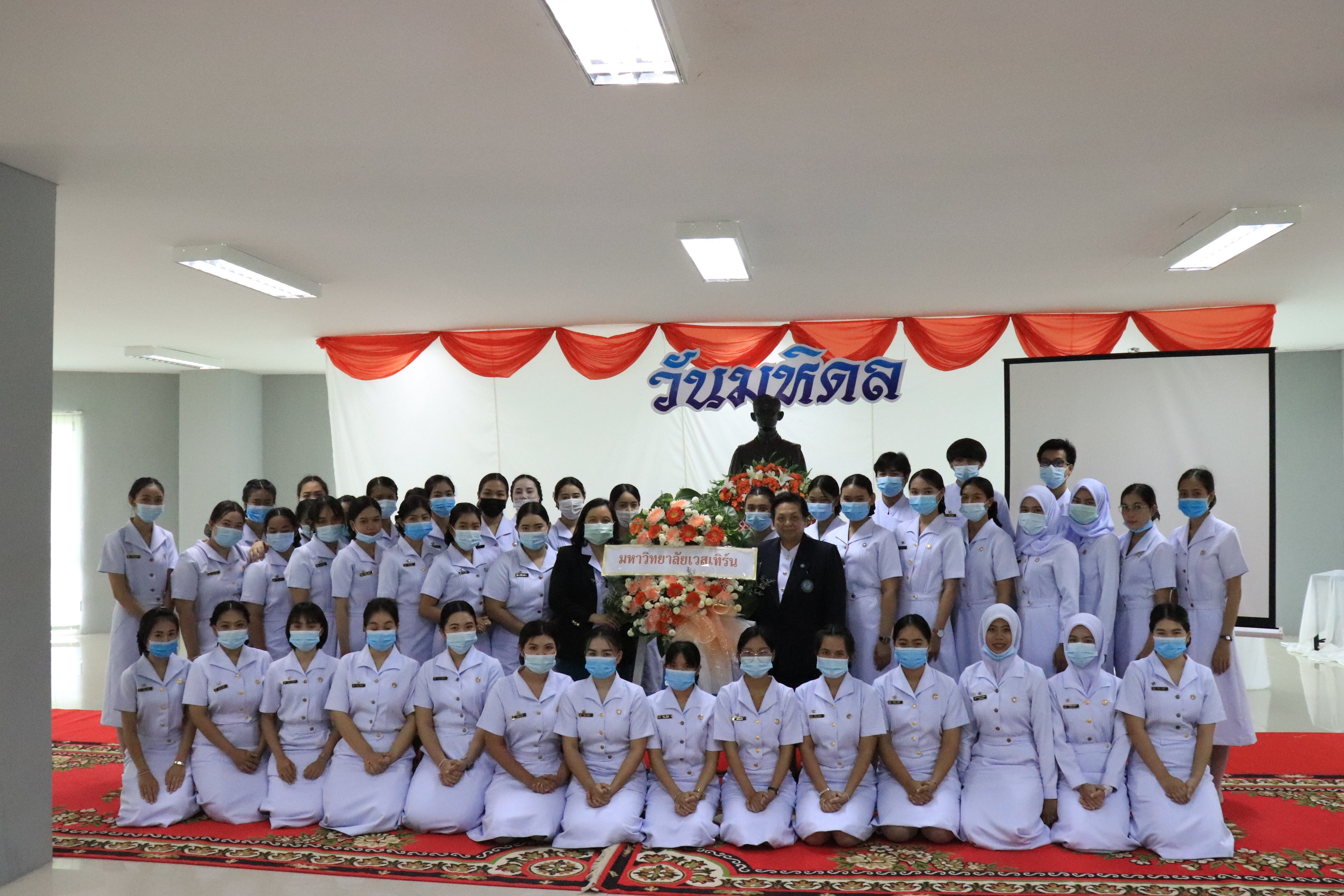 คณะบริหารธุรกิจและรัฐประศาสนศาสตร์ - ข่าวสาร - กิจกรรม- คณะฯ เข้าร่วมพิธีถวายพวงมาลา เนื่องในวันมหิดล