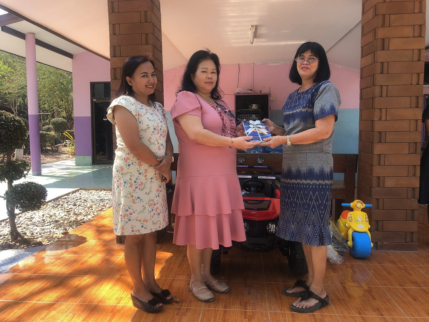 คณะบริหารธุรกิจและรัฐประศาสนศาสตร์ - ข่าวสาร - กิจกรรม- ตัวแทนแจกหนังสืออาเซียนการค้าชายแดน